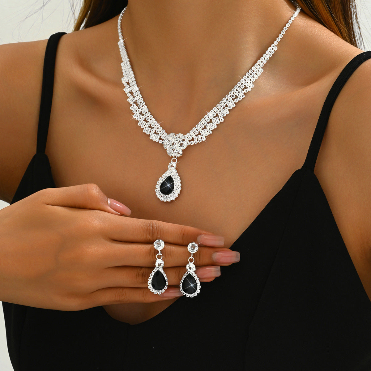 Kristall-Schmuckset mit floralem Tropfendesign – Halskette & Ohrringe