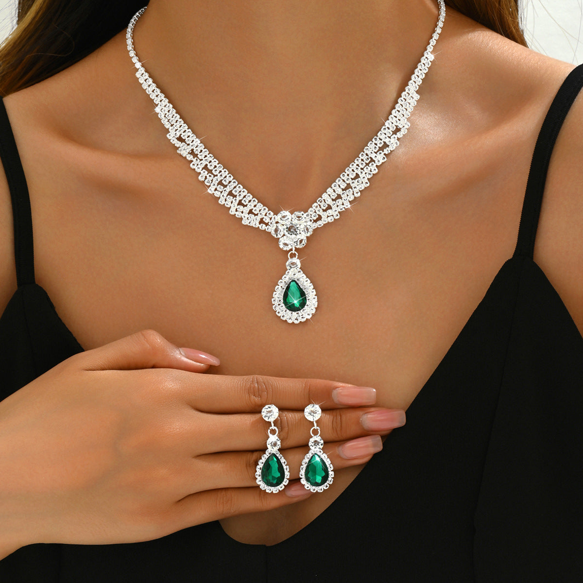 Kristall-Schmuckset mit floralem Tropfendesign – Halskette & Ohrringe