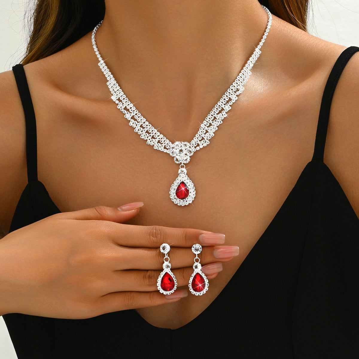 Kristall-Schmuckset mit floralem Tropfendesign – Halskette & Ohrringe