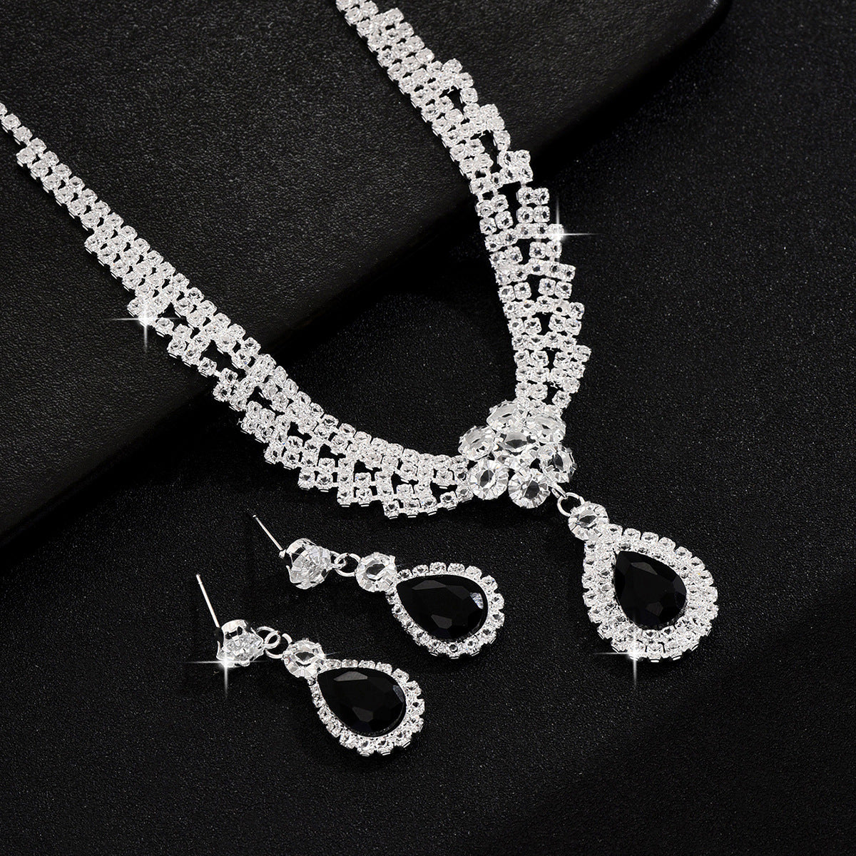 Kristall-Schmuckset mit floralem Tropfendesign – Halskette & Ohrringe